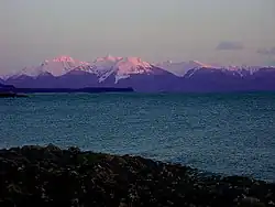 Vista da montanha em Auke Bay, Alasca, mostrando tonalidades roxas.