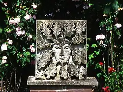 Um ornamento de jardim moderno. Escultura em pedra por Pat Austin, David C. H. Austin, Albrighton (século XX)