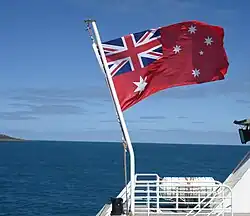 Bandeira mercante australiana (pavilhão vermelho) arvorada à popa de uma embarcação daquela nacionalidade
