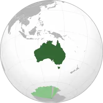 Localização da Austrália em verde escuro; o Território Antártico Australiano, reivindicado pelo país, em verde claro. Territórios ultramarinos da Austrália