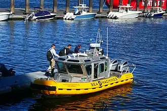 Navio autônomo inglês no porto de Boston.