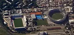 Imagem aérea mostrando a proximidade do El Cilindro com o Estádio Libertadores de América do rival Independiente