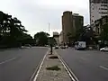 Vista da avenida Cristóvão Colombo em direção à praça.