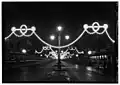 Iluminação noturna na avenida entre 1920 e 1930.