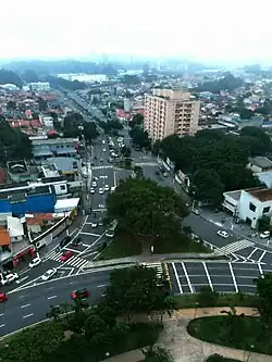 Avenida Robert Kennedy vista a partir da praça Giovani Breda.