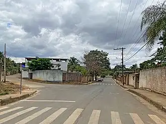 Avenida São Salvador, principal via do distrito.