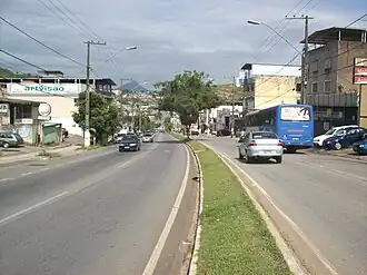 Avenida Tancredo Neves no bairro Bom Jesus