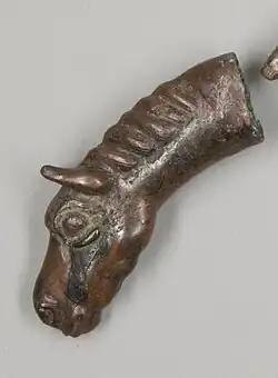 Cabeça de machado; final do III milênio-início do II milênio; liga de cobre; 2.8&nbsp;cm x 7.2&nbsp;cm x 1.8&nbsp;cm; Museu Metropolitano de Arte.