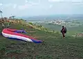 Parapentista preparando-se para decolar da Serra do Estrondo em Axixá do Tocantins, em Tocantins, no Brasil.