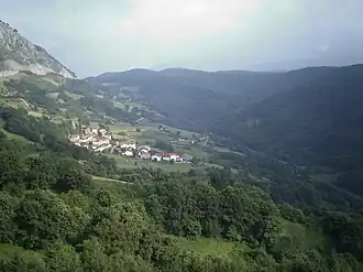 Aldeia de Azpiroz no município de Larráun