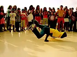 Um b-boy realizando a breakdance em um cipher na Turquia.