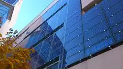 Fachada fotovoltaica situada no Centro de Serviços Sociais José Villarreal, edifício municipal de Madri (Espanha).