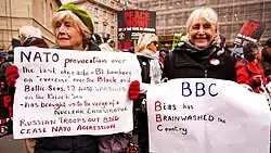 Manifestantes em Londres acusando a OTAN de provocação e agressão contra a Rússia (2023).