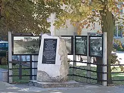 Monumento no local do reassentamento nazista e campo de prisioneiros de guerra