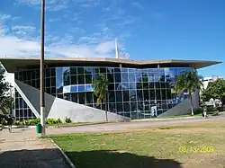 Biblioteca Municipal na Praça Duque de Caxias, um marco do bairro central da cidade.