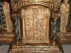 Tabernáculo (c. 1180) de bronze, esmalte e marfim da zona do Baixo Reno (Alemanha).