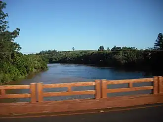 Ponte sobre o rio Tibaji em Jataizinho.