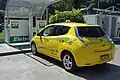 Nissan Leaf taxi recarregando num eletroposto da Petrobras no Rio de Janeiro
