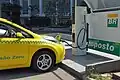 Nissan Leaf taxi recarregando num eletroposto da Petrobras no Rio de Janeiro