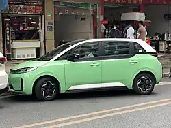 O BYD D1 conta com uma porta convencional no lado do motorista