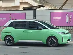 O BYD D1 conta com uma porta de correr no lado do passageiro