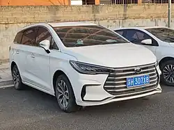 Visão frontal do BYD Song Max (2021), pós-facelift