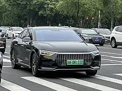 Visão frontal do BYD e9 (pós-facelift)