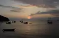 Pôr do sol e barcos na baía ao final da tarde em 2007