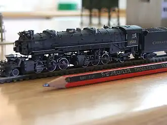 Um modelo de locomotiva da Bachmann na escala N com um lápis para comparação de tamanho.