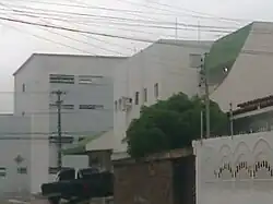 Rua Nossa Senhora das Dores, uma das principais ruas do bairro, com o Hospital de Cirurgia ao fundo.