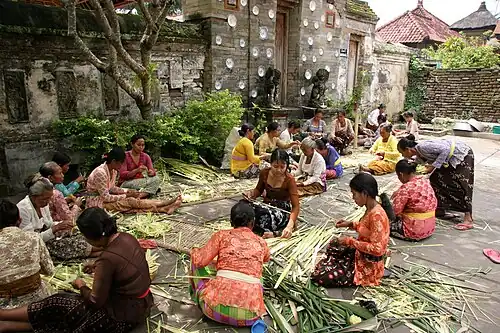 Mulheres balinesas se preparando para um festival religioso