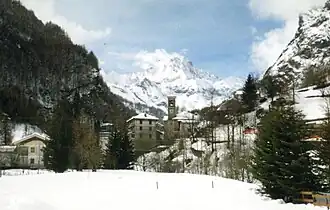 Balme durante o inverno, ao fundo a Bessanese