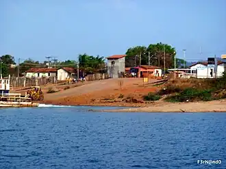 A cidade na margem do rio Araguaia, vista da balsa que liga Xambioá a São Geraldo do Araguaia (PA), na outra margem.