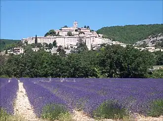 Lavanda com Banon ao fundo