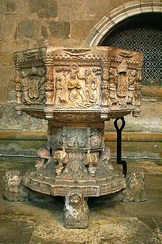 Pia batismal da Sé Velha de Coimbra, Portugal.