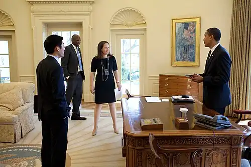 O presidente Barack Obama brinca com o assistente especial Eugene Kang, a secretária pessoal Katie Johnson e o assessor pessoal Reggie Love no Salão Oval.