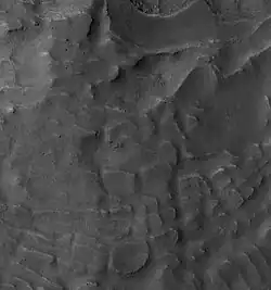 Formações geológicas no interior da cratera Barnard, visto pela HiRISE.