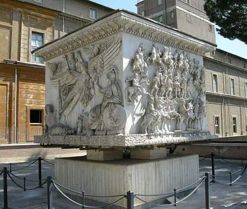 Vista da base perto da entrada da Pinacoteca Vaticana.