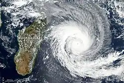 Imagem de satélite de Madagascar com um grande ciclone à direita dele no oceano.