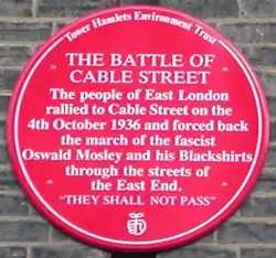 Placa comemorativa da oposição à Oswald Mosley e seus camisas negras, que culminou na Batalha de Cable Street em 4 de Outubro de 1936.