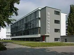 O prédio da Bauhaus em Dessau, Alemanha.