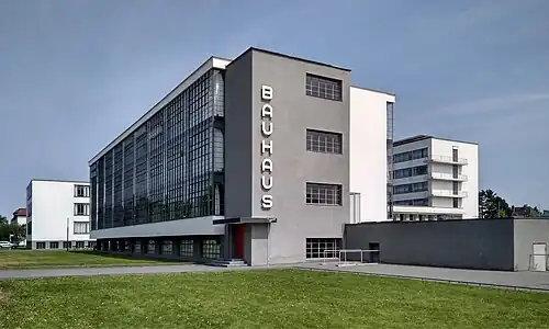 A Bauhaus Dessau building em Dessau, desenhado por Walter Gropius (1926)