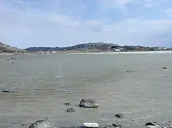 Umingmaktok vista através da Baía de Chimo