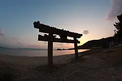 Torii à beira-mar na ilha de Naoshima.