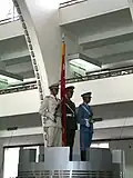 Estátuas de uma guarda-bandeira representando a marinha, exército e aeronáutica.