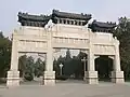 Este arco de pedra foi erguido pelo governo chinês (Qing) no momento para comemorar Barão von Kettler, morto durante o Movimento Yihetuanem em 1900
