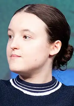 Bella Ramsey olhando para a esquerda