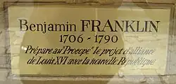 Placa comemorativa da presença de Benjamin Franklin no café, durante a negociação da Aliança franco-americana