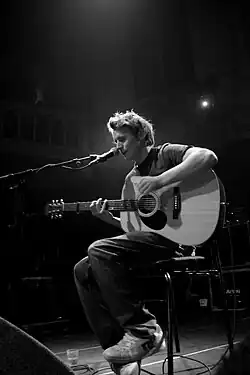 Ben Howard se apresentando ao vivo.