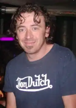Benny Benassi olhando para a câmera e sorrindo.